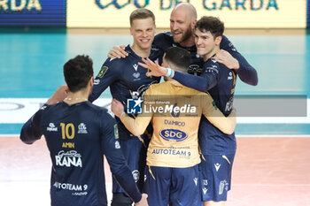 2024-04-27 - Rana Verona team celebrates after scores a point during the match between Rana Verona and Cucine Lube Civitanova, final match of playoff Challenge Cup of Superlega Italian Volleball Championship 2023/2024 at Pala AGSM-AIM on April 27, 2024, Verona, Italy. - PLAYOFF 5 POSTO - FINALS - RANA VERONA VS CUCINE LUBE CIVITANOVA - SUPERLEAGUE SERIE A - VOLLEYBALL