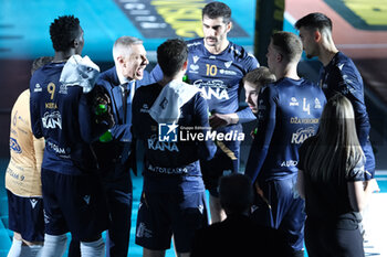 27/04/2024 - Rana Verona Team during an time-out of the match between Rana Verona and Cucine Lube Civitanova, final match of playoff Challenge Cup of Superlega Italian Volleball Championship 2023/2024 at Pala AGSM-AIM on April 27, 2024, Verona, Italy. - PLAYOFF 5 POSTO - FINALS - RANA VERONA VS CUCINE LUBE CIVITANOVA - SUPERLEGA SERIE A - VOLLEY