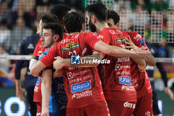 2024-04-27 - Cucine Lube Civitanova Team celebrates after scores a point during the match between Rana Verona and Cucine Lube Civitanova, final match of playoff Challenge Cup of Superlega Italian Volleball Championship 2023/2024 at Pala AGSM-AIM on April 27, 2024, Verona, Italy. - PLAYOFF 5 POSTO - FINALS - RANA VERONA VS CUCINE LUBE CIVITANOVA - SUPERLEAGUE SERIE A - VOLLEYBALL