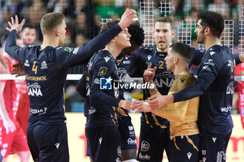 2024-04-27 - Rana Verona Team celebrates after scores a point during the match between Rana Verona and Cucine Lube Civitanova, final match of playoff Challenge Cup of Superlega Italian Volleball Championship 2023/2024 at Pala AGSM-AIM on April 27, 2024, Verona, Italy. - PLAYOFF 5 POSTO - FINALS - RANA VERONA VS CUCINE LUBE CIVITANOVA - SUPERLEAGUE SERIE A - VOLLEYBALL