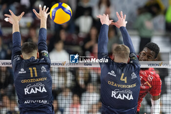 2024-04-27 - Spike of Marlon Yant of Cucine Lube Civitanova during the match between Rana Verona and Cucine Lube Civitanova, final match of playoff Challenge Cup of Superlega Italian Volleball Championship 2023/2024 at Pala AGSM-AIM on April 27, 2024, Verona, Italy. - PLAYOFF 5 POSTO - FINALS - RANA VERONA VS CUCINE LUBE CIVITANOVA - SUPERLEAGUE SERIE A - VOLLEYBALL
