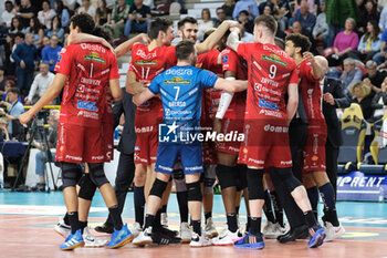 2024-04-27 - Cucine Lube Civitanova Team celebrates the qualification at the next CEV Men Volleyball Challenge Cup 2024/2025 during the match between Rana Verona and Cucine Lube Civitanova, final match of playoff Challenge Cup of Superlega Italian Volleball Championship 2023/2024 at Pala AGSM-AIM on April 27, 2024, Verona, Italy. - PLAYOFF 5 POSTO - FINALS - RANA VERONA VS CUCINE LUBE CIVITANOVA - SUPERLEAGUE SERIE A - VOLLEYBALL