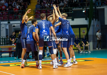 2024-10-05 - Players of Mint Vero Volley Monza during Serie A1 Men's Volleyball Championship between Mint Vero Volley Monza vs Gas Sales Piacenza at Opiquad Arena, Monza, Italy on October 5, 2024 - VERO VOLLEY MONZA VS GAS SALES BLUENERGY PIACENZA - SUPERLEAGUE SERIE A - VOLLEYBALL