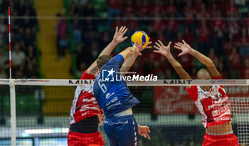 2024-10-05 - Erik Rohrs (Mint Vero Volley Monza) during Serie A1 Men's Volleyball Championship between Mint Vero Volley Monza vs Gas Sales Piacenza at Opiquad Arena, Monza, Italy on October 5, 2024 - VERO VOLLEY MONZA VS GAS SALES BLUENERGY PIACENZA - SUPERLEAGUE SERIE A - VOLLEYBALL