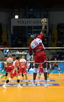 2024-10-05 - Simon Robertlandy (Gas Sales Bluenergy Piacenza) during Serie A1 Men's Volleyball Championship between Mint Vero Volley Monza vs Gas Sales Piacenza at Opiquad Arena, Monza, Italy on October 5, 2024 - VERO VOLLEY MONZA VS GAS SALES BLUENERGY PIACENZA - SUPERLEAGUE SERIE A - VOLLEYBALL