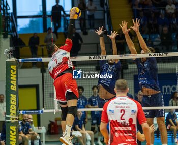 2024-10-05 - Maar Stephen (Gas Sales Bluenergy Piacenza) during Serie A1 Men's Volleyball Championship between Mint Vero Volley Monza vs Gas Sales Piacenza at Opiquad Arena, Monza, Italy on October 5, 2024 - VERO VOLLEY MONZA VS GAS SALES BLUENERGY PIACENZA - SUPERLEAGUE SERIE A - VOLLEYBALL