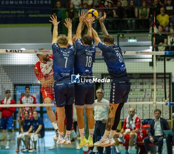 2024-10-05 - Monster block of Players of Mint Vero Volley Monza during Serie A1 Men's Volleyball Championship between Mint Vero Volley Monza vs Gas Sales Piacenza at Opiquad Arena, Monza, Italy on October 5, 2024 - VERO VOLLEY MONZA VS GAS SALES BLUENERGY PIACENZA - SUPERLEAGUE SERIE A - VOLLEYBALL