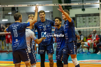 2024-10-05 - Players of Mint Vero Volley Monza during Serie A1 Men's Volleyball Championship between Mint Vero Volley Monza vs Gas Sales Piacenza at Opiquad Arena, Monza, Italy on October 5, 2024 - VERO VOLLEY MONZA VS GAS SALES BLUENERGY PIACENZA - SUPERLEAGUE SERIE A - VOLLEYBALL