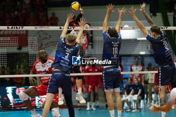 2024-10-05 - Maar Stephen (Gas Sales Bluenergy Piacenza) during Serie A1 Men's Volleyball Championship between Mint Vero Volley Monza vs Gas Sales Piacenza at Opiquad Arena, Monza, Italy on October 5, 2024 - VERO VOLLEY MONZA VS GAS SALES BLUENERGY PIACENZA - SUPERLEAGUE SERIE A - VOLLEYBALL