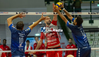 2024-10-05 - Fernando Kreling (Mint Vero Volley Monza) during Serie A1 Men's Volleyball Championship between Mint Vero Volley Monza vs Gas Sales Piacenza at Opiquad Arena, Monza, Italy on October 5, 2024 - VERO VOLLEY MONZA VS GAS SALES BLUENERGY PIACENZA - SUPERLEAGUE SERIE A - VOLLEYBALL