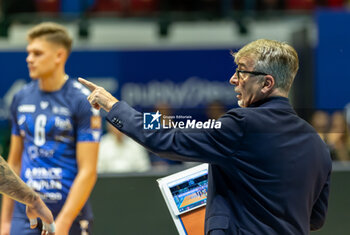 2024-10-05 - Massimo Eccheli Head Coach Mint Vero Volley Monza during Serie A1 Men's Volleyball Championship between Mint Vero Volley Monza vs Gas Sales Piacenza at Opiquad Arena, Monza, Italy on October 5, 2024 - VERO VOLLEY MONZA VS GAS SALES BLUENERGY PIACENZA - SUPERLEAGUE SERIE A - VOLLEYBALL