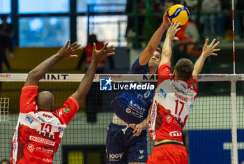 2024-10-05 - Erik Rohrs (Mint Vero Volley Monza) during Serie A1 Men's Volleyball Championship between Mint Vero Volley Monza vs Gas Sales Piacenza at Opiquad Arena, Monza, Italy on October 5, 2024 - VERO VOLLEY MONZA VS GAS SALES BLUENERGY PIACENZA - SUPERLEAGUE SERIE A - VOLLEYBALL