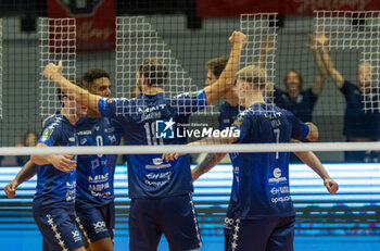 2024-10-05 - Players of Mint Vero Volley Monza during Serie A1 Men's Volleyball Championship between Mint Vero Volley Monza vs Gas Sales Piacenza at Opiquad Arena, Monza, Italy on October 5, 2024 - VERO VOLLEY MONZA VS GAS SALES BLUENERGY PIACENZA - SUPERLEAGUE SERIE A - VOLLEYBALL