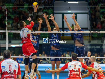 2024-10-05 - Maar Stephen (Gas Sales Bluenergy Piacenza) during Serie A1 Men's Volleyball Championship between Mint Vero Volley Monza vs Gas Sales Piacenza at Opiquad Arena, Monza, Italy on October 5, 2024 - VERO VOLLEY MONZA VS GAS SALES BLUENERGY PIACENZA - SUPERLEAGUE SERIE A - VOLLEYBALL