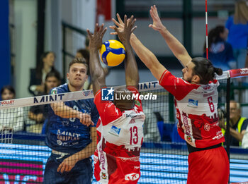 2024-10-05 - Erik Rohrs (Mint Vero Volley Monza) during Serie A1 Men's Volleyball Championship between Mint Vero Volley Monza vs Gas Sales Piacenza at Opiquad Arena, Monza, Italy on October 5, 2024 - VERO VOLLEY MONZA VS GAS SALES BLUENERGY PIACENZA - SUPERLEAGUE SERIE A - VOLLEYBALL