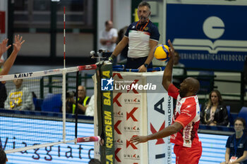 2024-10-05 - Simon Robertlandy (Gas Sales Bluenergy Piacenza) during Serie A1 Men's Volleyball Championship between Mint Vero Volley Monza vs Gas Sales Piacenza at Opiquad Arena, Monza, Italy on October 5, 2024 - VERO VOLLEY MONZA VS GAS SALES BLUENERGY PIACENZA - SUPERLEAGUE SERIE A - VOLLEYBALL