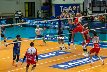 2024-10-05 - Galassi Gianluca (Gas Sales Bluenergy Piacenza) during Serie A1 Men's Volleyball Championship between Mint Vero Volley Monza vs Gas Sales Piacenza at Opiquad Arena, Monza, Italy on October 5, 2024 - VERO VOLLEY MONZA VS GAS SALES BLUENERGY PIACENZA - SUPERLEAGUE SERIE A - VOLLEYBALL