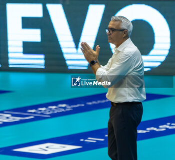 2024-10-05 - Andrea Anastasi Head Coach Gas Sales Piacenza during Serie A1 Men's Volleyball Championship between Mint Vero Volley Monza vs Gas Sales Piacenza at Opiquad Arena, Monza, Italy on October 5, 2024 - VERO VOLLEY MONZA VS GAS SALES BLUENERGY PIACENZA - SUPERLEAGUE SERIE A - VOLLEYBALL