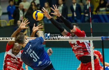 2024-10-05 - Arthur Szwarc(Mint Vero Volley Monza) during Serie A1 Men's Volleyball Championship between Mint Vero Volley Monza vs Gas Sales Piacenza at Opiquad Arena, Monza, Italy on October 5, 2024 - VERO VOLLEY MONZA VS GAS SALES BLUENERGY PIACENZA - SUPERLEAGUE SERIE A - VOLLEYBALL