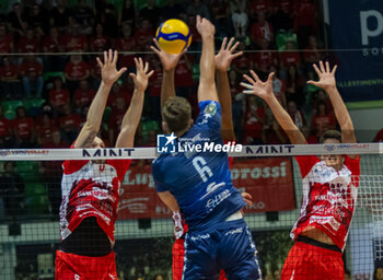 2024-10-05 - Erik Rohrs (Mint Vero Volley Monza) during Serie A1 Men's Volleyball Championship between Mint Vero Volley Monza vs Gas Sales Piacenza at Opiquad Arena, Monza, Italy on October 5, 2024 - VERO VOLLEY MONZA VS GAS SALES BLUENERGY PIACENZA - SUPERLEAGUE SERIE A - VOLLEYBALL