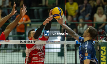 2024-10-05 - Arthur Szwarc (Mint Vero Volley Monza) and Maar Stephen (Gas Sales Bluenergy Piacenza) during Serie A1 Men's Volleyball Championship between Mint Vero Volley Monza vs Gas Sales Piacenza at Opiquad Arena, Monza, Italy on October 5, 2024 - VERO VOLLEY MONZA VS GAS SALES BLUENERGY PIACENZA - SUPERLEAGUE SERIE A - VOLLEYBALL