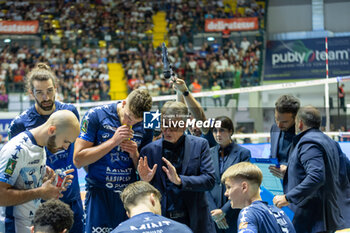 2024-10-05 - Massimo Eccheli Head Coach Mint Vero Volley Monza and Players of Mint Vero Volley Monza during Serie A1 Men's Volleyball Championship between Mint Vero Volley Monza vs Gas Sales Piacenza at Opiquad Arena, Monza, Italy on October 5, 2024 - VERO VOLLEY MONZA VS GAS SALES BLUENERGY PIACENZA - SUPERLEAGUE SERIE A - VOLLEYBALL