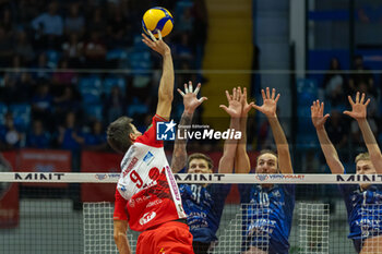 2024-10-05 - Mandiraci Ramazan Efe (Gas Sales Bluenergy Piacenza) during Serie A1 Men's Volleyball Championship between Mint Vero Volley Monza vs Gas Sales Piacenza at Opiquad Arena, Monza, Italy on October 5, 2024 - VERO VOLLEY MONZA VS GAS SALES BLUENERGY PIACENZA - SUPERLEAGUE SERIE A - VOLLEYBALL