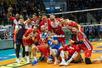 2024-10-05 - Players of Gas Sales Piacenza celebrate the victory Serie A1 Men's Volleyball Championship between Mint Vero Volley Monza vs Gas Sales Piacenza at Opiquad Arena, Monza, Italy on October 5, 2024 - VERO VOLLEY MONZA VS GAS SALES BLUENERGY PIACENZA - SUPERLEAGUE SERIE A - VOLLEYBALL