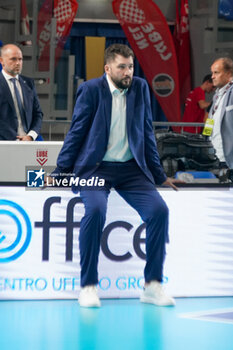 2024-10-27 - Guillermo Falasca Coach( Cisterna Volley) - CUCINE LUBE CIVITANOVA VS CISTERNA VOLLEY - SUPERLEAGUE SERIE A - VOLLEYBALL