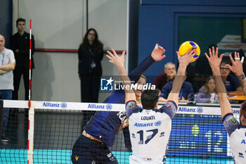 2024-10-27 - MONSTER BLOCK YACINE LOUATI (POWERVOLLEY MILANO) AND DONOVAN DZAVORONOK (RANA VERONA) - ALLIANZ MILANO VS RANA VERONA - SUPERLEAGUE SERIE A - VOLLEYBALL