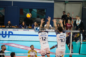 2024-10-27 - MONSTER BLOCK JORDAN SCHNITZER AND TOMMASO BAROTTO (POWERVOLLEY MILANO) - ALLIANZ MILANO VS RANA VERONA - SUPERLEAGUE SERIE A - VOLLEYBALL