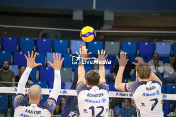 2024-10-27 - MONSTER BLOCK MATEY KAZIYSKI, JORDAN SCHNITZER AND FERRE REGGRES (POWERVOLLEY MILANO) - ALLIANZ MILANO VS RANA VERONA - SUPERLEAGUE SERIE A - VOLLEYBALL