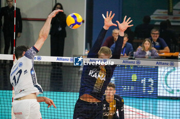 2024-10-27 - YACINE LOUATI (POWERVOLLEY MILANO) AND MONSTER BLOCK DONOVAN DZAVORONOK (RANA VRONA) - ALLIANZ MILANO VS RANA VERONA - SUPERLEAGUE SERIE A - VOLLEYBALL