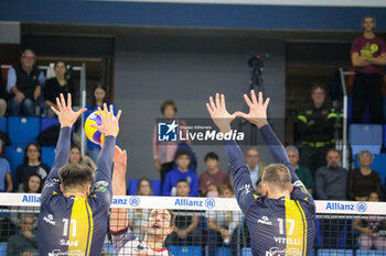 2024-10-27 - MONSTER BLOCK FRANCESCO SANI AND MARCO VITELLI (RANA VERONA) AND YACINE LOUATI (POWERVOLLEY MILANO) - ALLIANZ MILANO VS RANA VERONA - SUPERLEAGUE SERIE A - VOLLEYBALL