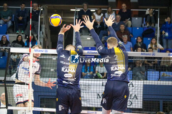 2024-10-27 - MONSTER BLOCK LORENZO CORTESIA AND DONOVAN DZAVORONOK (RANA VERONA) - ALLIANZ MILANO VS RANA VERONA - SUPERLEAGUE SERIE A - VOLLEYBALL