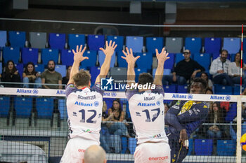 2024-10-27 - MONSTER BLOCK JORDAN SCHNITZER AND YACINE LOUATI (POWERVOLLEY MILANO) - ALLIANZ MILANO VS RANA VERONA - SUPERLEAGUE SERIE A - VOLLEYBALL