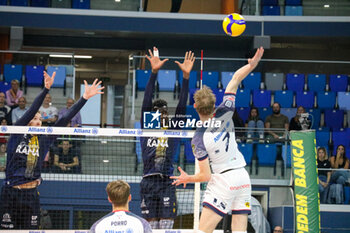 2024-10-27 - FERRE REGGERS (POWERVOLLEY MILANO) AND MONSTER BLOCK LORENZO CORTESIA AND NOUMORY KEITA (RANA VERONA) - ALLIANZ MILANO VS RANA VERONA - SUPERLEAGUE SERIE A - VOLLEYBALL