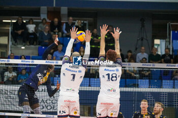 2024-10-27 - MONSTER BLOCK MATEY KAZIYSKI AND EDOARDO CANESCHI (POWERVOLLEY MILANO) - ALLIANZ MILANO VS RANA VERONA - SUPERLEAGUE SERIE A - VOLLEYBALL