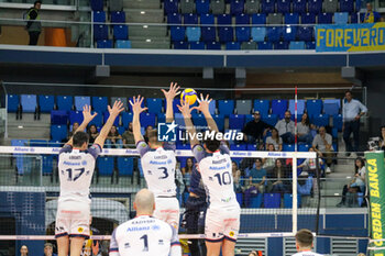 2024-10-27 - MONSTER BLOCK YACINE LOUATI, JACOPO LARIZZA ANC TOMMASO BAROTTO (POWERVOLLEY MILANO) - ALLIANZ MILANO VS RANA VERONA - SUPERLEAGUE SERIE A - VOLLEYBALL