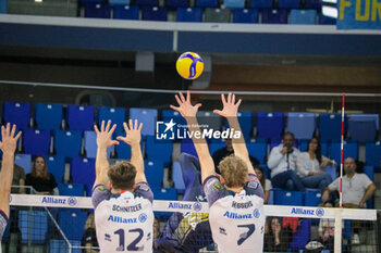 2024-10-27 - MONSTER BLOCK JORDAN SCHNITZER AND FERRE REGGERS (POWERVOLLEY MILANO) - ALLIANZ MILANO VS RANA VERONA - SUPERLEAGUE SERIE A - VOLLEYBALL