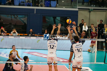 2024-10-27 - MONSTER BLOCK JORDAN SCHNITZER AND TOMMASO BAROTTO (POWERVOLLEY MILANO) AND FRANCESCO SANI (RANA VERONA) - ALLIANZ MILANO VS RANA VERONA - SUPERLEAGUE SERIE A - VOLLEYBALL