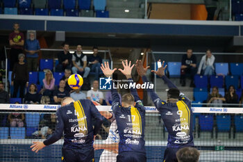 2024-10-27 - MONSTER BLOCK DONOVAN DZAVORONOK, MARCO VITELLI AND NOUMORY KEITA (RANA VERONA) - ALLIANZ MILANO VS RANA VERONA - SUPERLEAGUE SERIE A - VOLLEYBALL