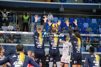 2024-10-27 - MONSTER BLOCK DONOVAN DZAVORONOK, LORENZO CORTESIA AND LUCA SPIRITO (RANA VERONA) - ALLIANZ MILANO VS RANA VERONA - SUPERLEAGUE SERIE A - VOLLEYBALL