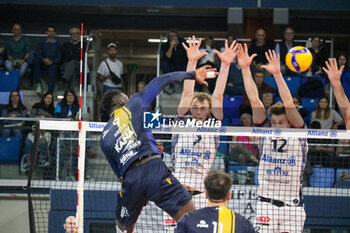 2024-10-27 - NOUMORY KEITA (RANA VERONA) AND MONSTER BLOCK FERRE REGGERS AND JORDAN SCHNITZER (POWERVOLLEY MILANO) - ALLIANZ MILANO VS RANA VERONA - SUPERLEAGUE SERIE A - VOLLEYBALL