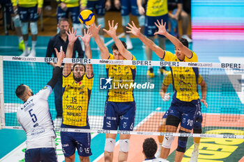 2024-10-27 - De Cecco Luciano Sanguinetti Giovanni Rinaldi Tommaso ( Valsa Group Modena ) - VALSA GROUP MODENA VS VERO VOLLEY MONZA - SUPERLEAGUE SERIE A - VOLLEYBALL