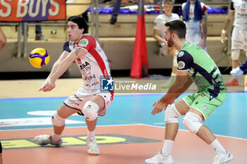 2024-10-26 - Schalk Matteo Grottazzolina in defense. - GIOIELLA PRISMA TARANTO VS YUASA BATTERY GROTTAZZOLINA - SUPERLEAGUE SERIE A - VOLLEYBALL