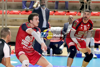 2024-10-26 - Hofer Brodie Prisma Taranto in defense. - GIOIELLA PRISMA TARANTO VS YUASA BATTERY GROTTAZZOLINA - SUPERLEAGUE SERIE A - VOLLEYBALL