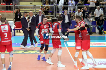 2024-10-26 - Prisma Taranto celebration at the end of the race. - GIOIELLA PRISMA TARANTO VS YUASA BATTERY GROTTAZZOLINA - SUPERLEAGUE SERIE A - VOLLEYBALL