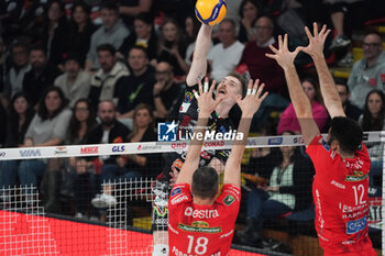 03/11/2024 - semeniuk kamil (n.16 Sir susa vim perugia) attack - SIR SUSA VIM PERUGIA VS CUCINE LUBE CIVITANOVA - SUPERLEGA SERIE A - VOLLEY