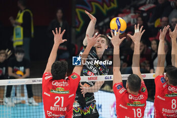 03/11/2024 - semeniuk kamil (n.16 Sir susa vim perugia) attack - SIR SUSA VIM PERUGIA VS CUCINE LUBE CIVITANOVA - SUPERLEGA SERIE A - VOLLEY